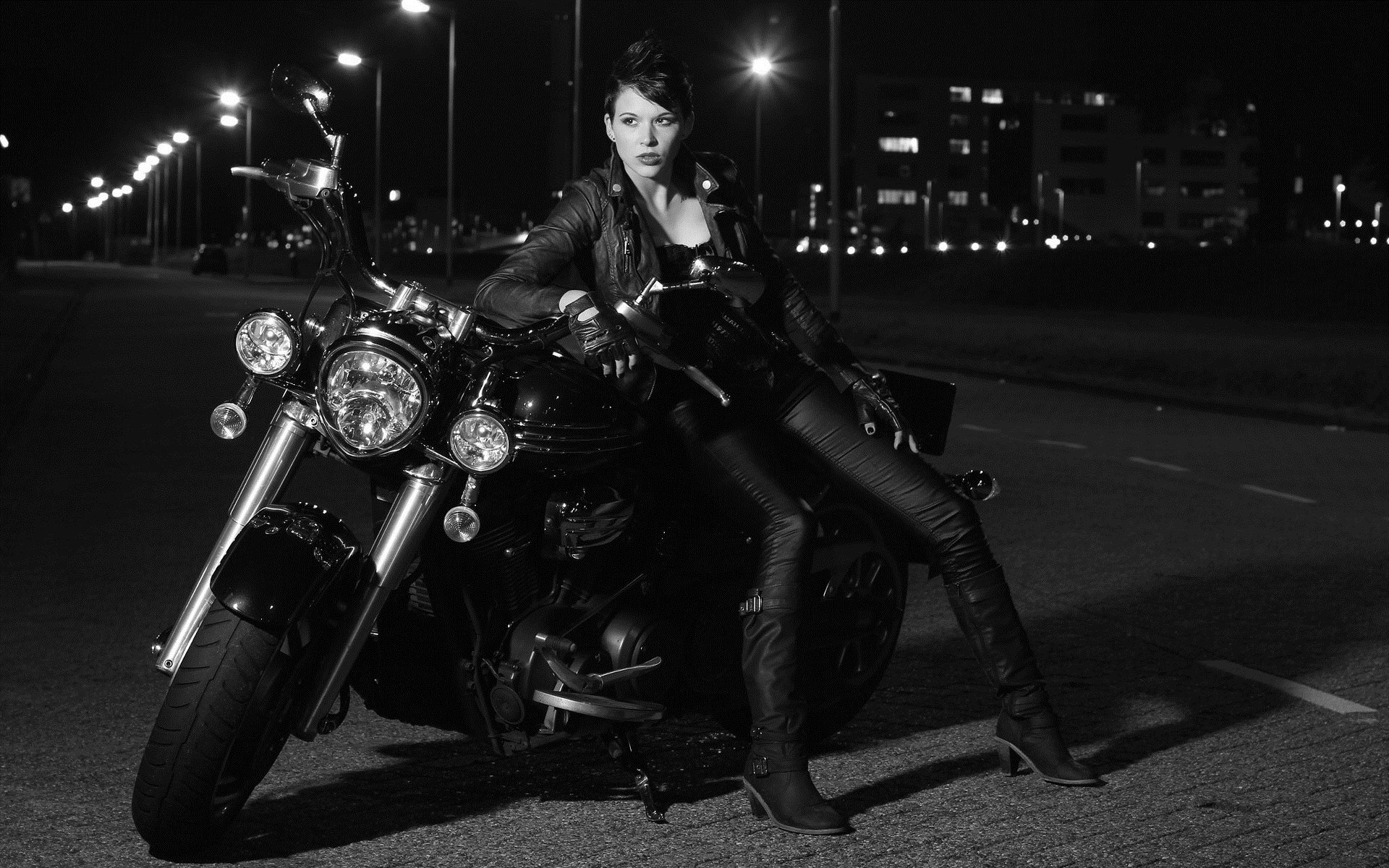 Photo Beautiful girls and motorcycles in Charlotte